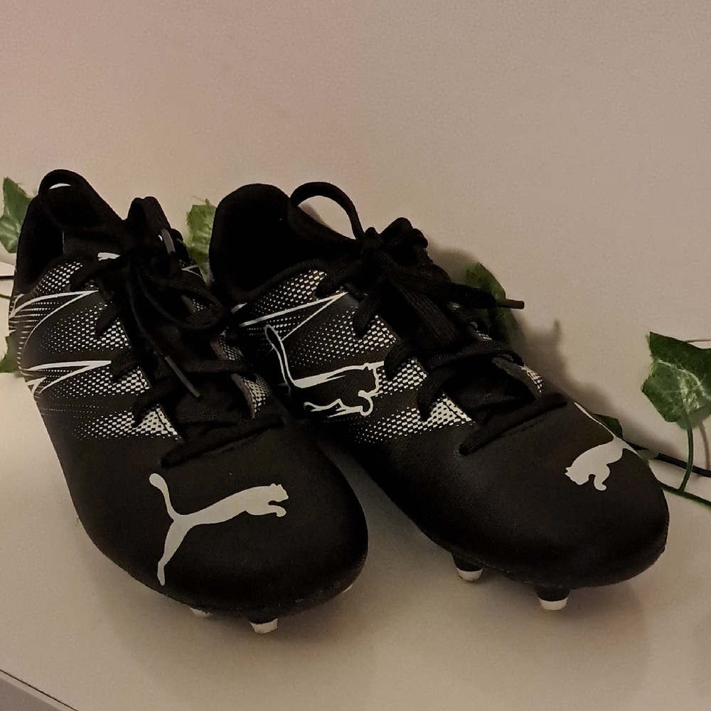 Puma Black and White Sneakers Sleek Design - Picture 3 of 5